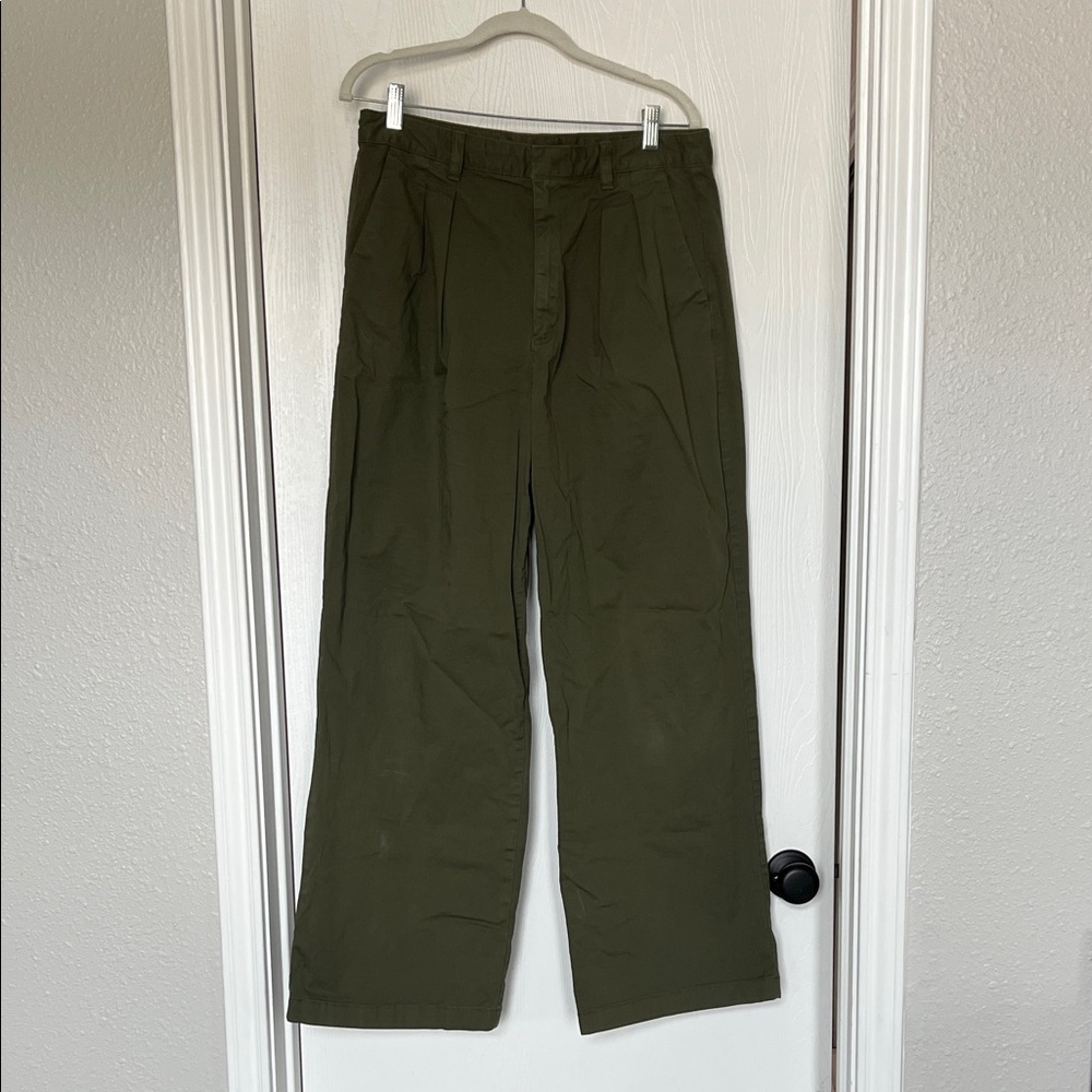 GAP Women’s Pleated Khaki’s in Olive